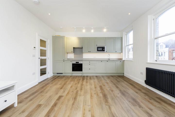 Newly refurbished 2 bedroom plus study / Guest room split over 2 floors Stroud Green Road, Stroud Green